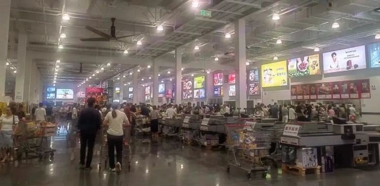 折扣店不只是搶傳統零售商的生意，還會搶品牌商的生意